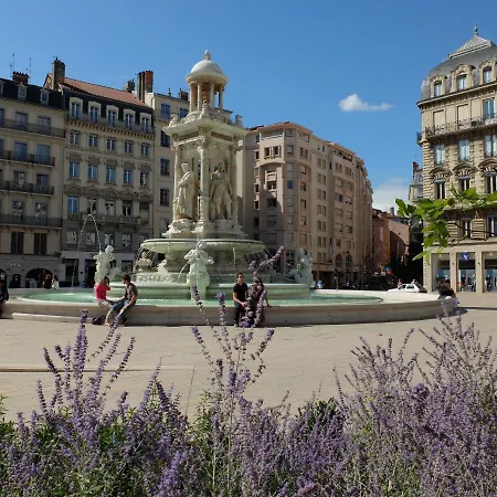 Jolie à Louer - Vue Imprenable Lyon